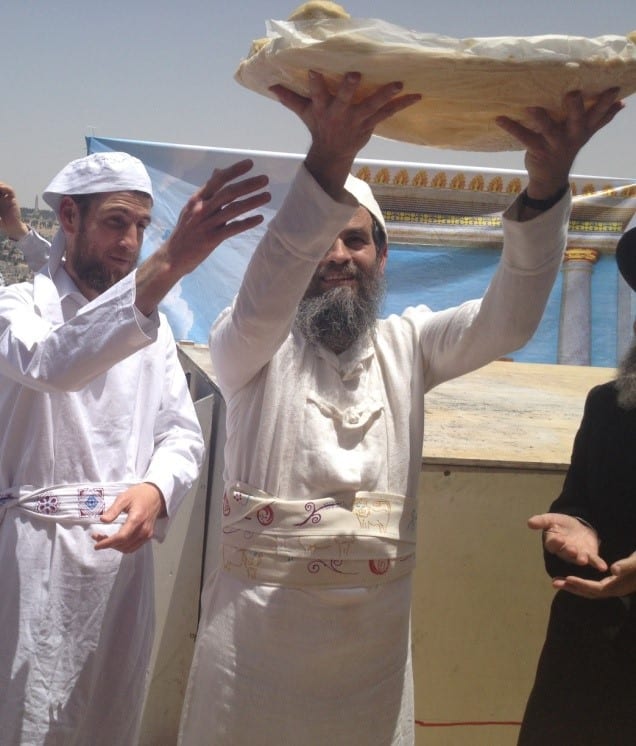 “Wij voelden de hand van God”: de priesters die het Shavuot-offer op de Tempelberg zwaaiden vertellen hun verhaal