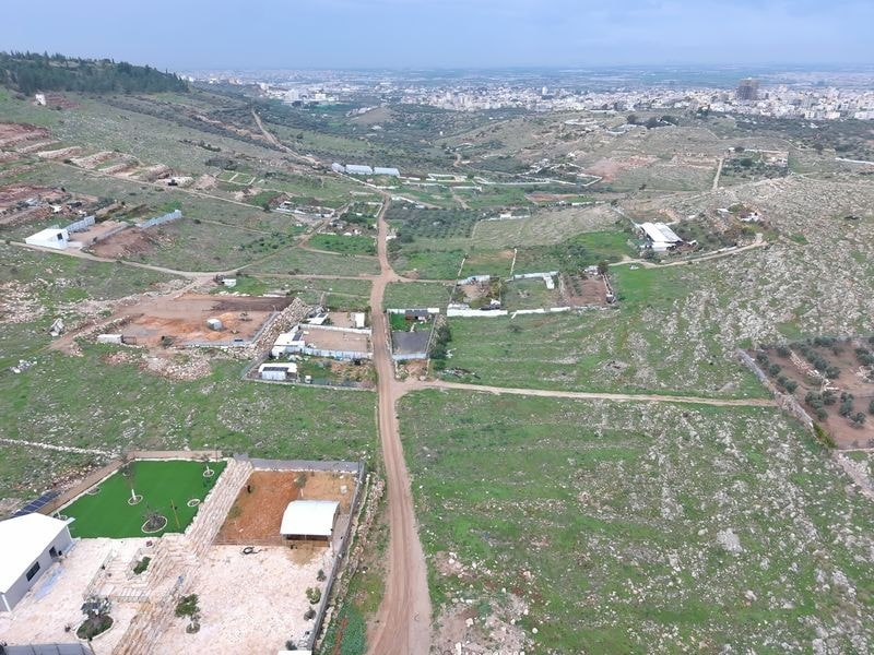 De blinde vlek langs de scheidingslijn: Regavim vraagt om sloop van illegaal complex in Taybeh