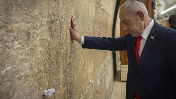 Netanyahu bezoekt de Klaagmuur en bidt voor ‘de overwinning van het volk Israël’