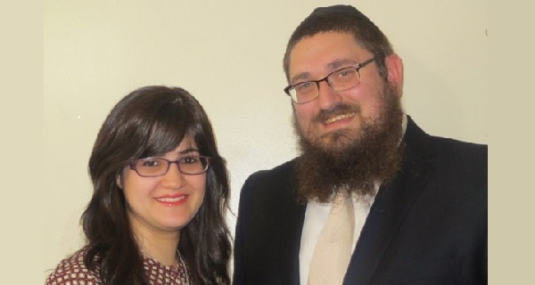 VS: Twee mannen overvallen synagoge maar botsen er op een rabbijn die terugvecht…