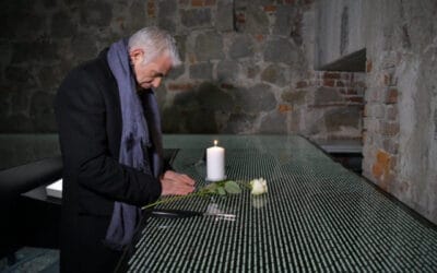 Yair Lapid in Mauthausen waar zijn opa werd vermoord: “Rust in vrede, opa, je hebt gewonnen.”