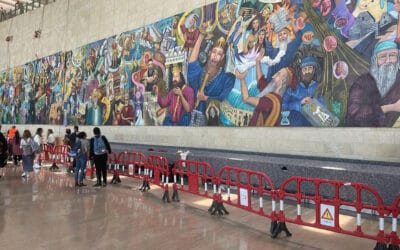 Reusachtige muurschildering op Ben-Gurion Airport vertelt het verhaal van het Joodse volk