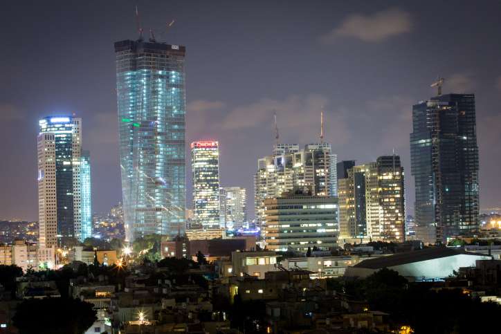 Zicht op Tel Aviv bij nacht. Foto: Miriam Alster / Flash90